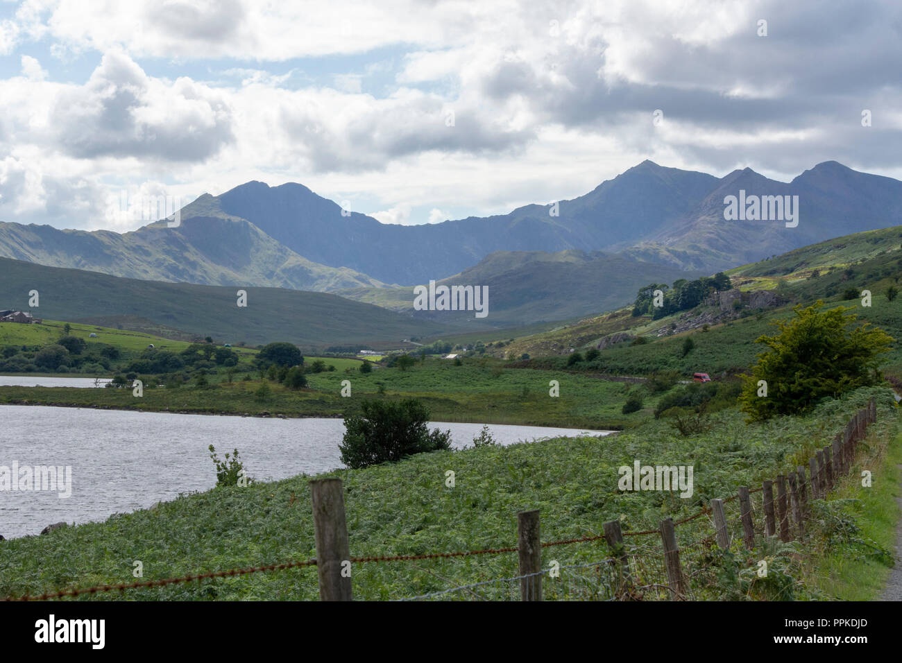 En regardant vers le lac Llynnau Snowdonia Banque D'Images