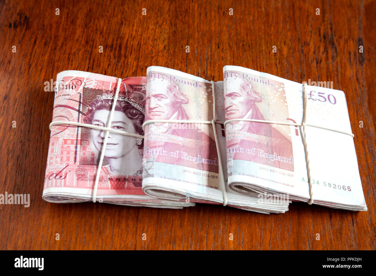 Trois piles chacune de £1000 - £3000 dans Banque d'Angleterre £50 notes. Banque D'Images