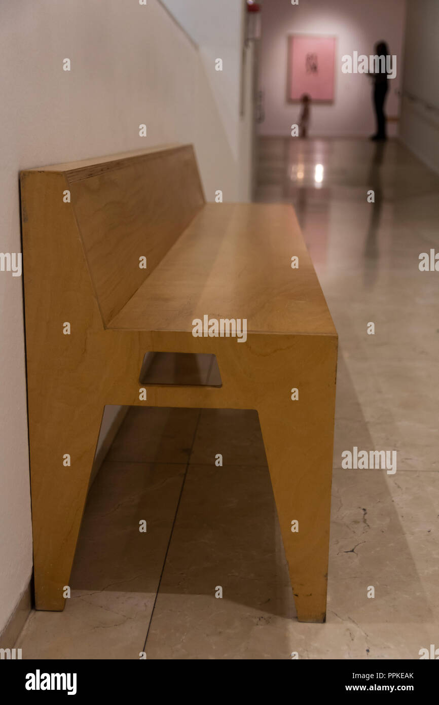 Banc en bois dans un couloir dans un musée de Buenos Aires Banque D'Images