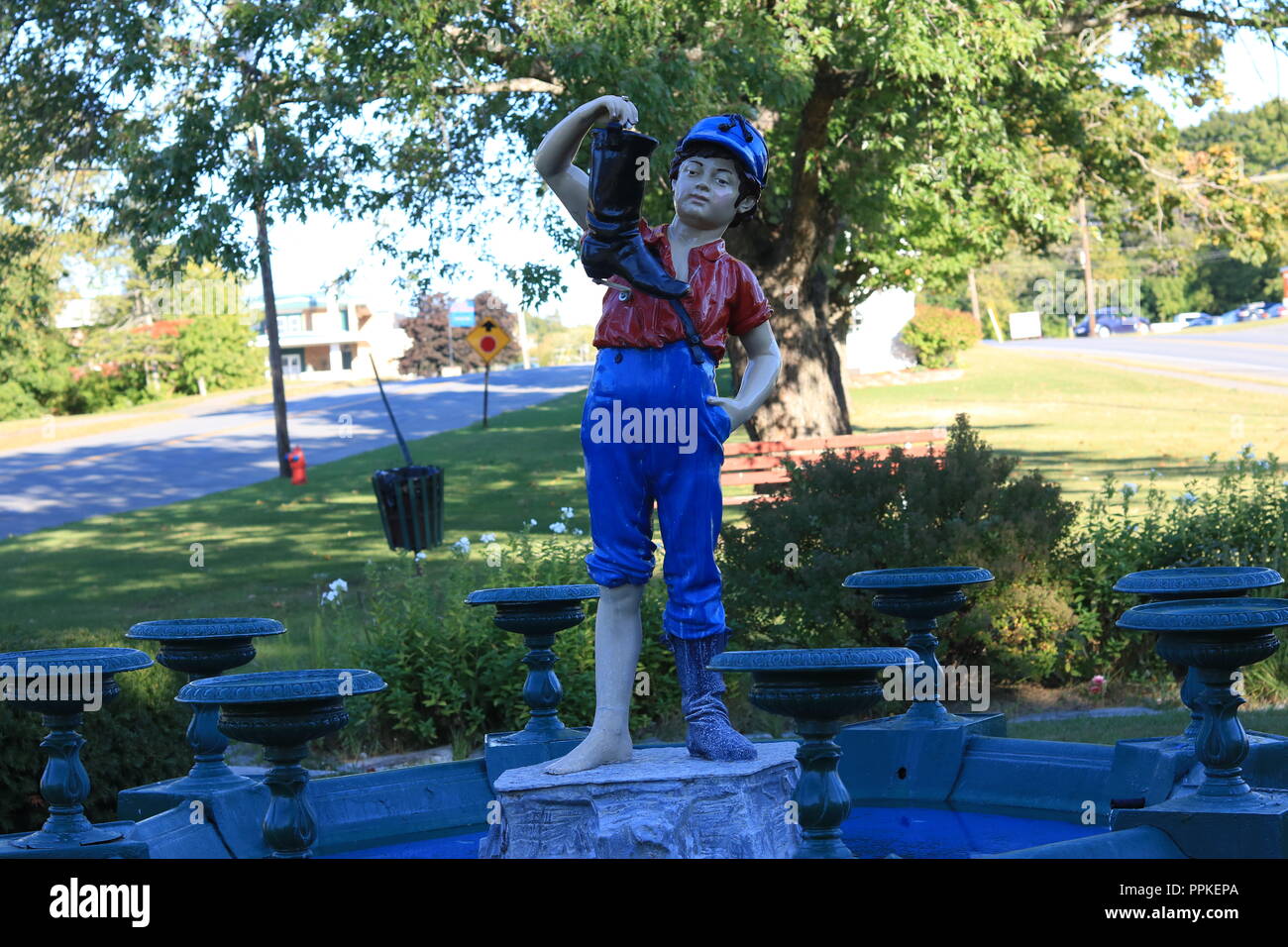Il s'agit d'une photo d'un chemin dans un parc à Houlton, Maine. Cela me rappelle de la vie elle-même. Nous ne savons pas toujours ce qui se trouve autour du coin suivant. Banque D'Images