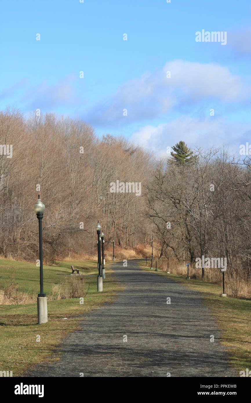 Il s'agit d'une photo d'un chemin dans un parc à Houlton, Maine. Cela me rappelle de la vie elle-même. Nous ne savons pas toujours ce qui se trouve autour du coin suivant. Banque D'Images