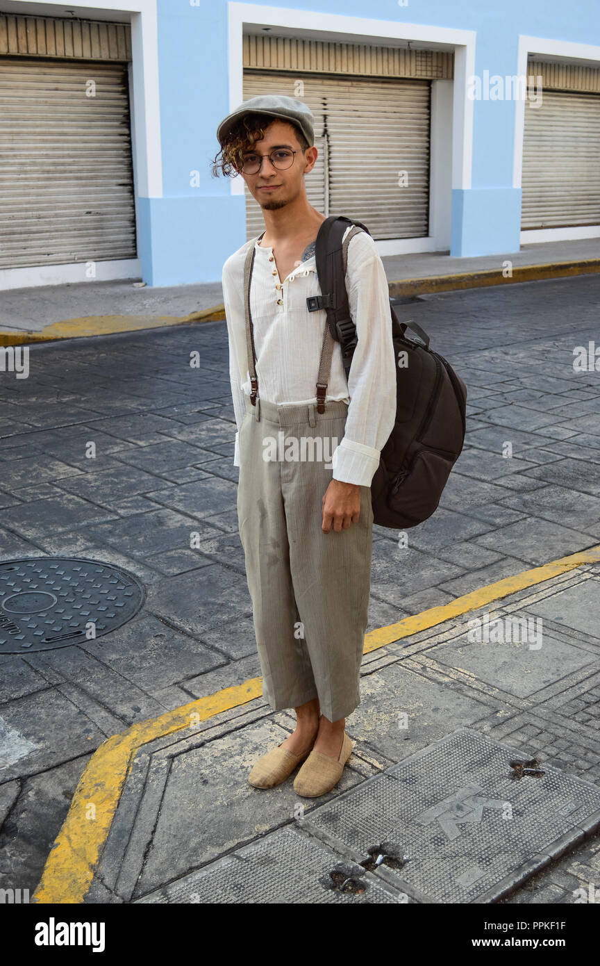 Cool à guy, au centre-ville de Merida, Yucatan. Il porte des vêtements de style vintage, y compris beret et bretelles. Banque D'Images