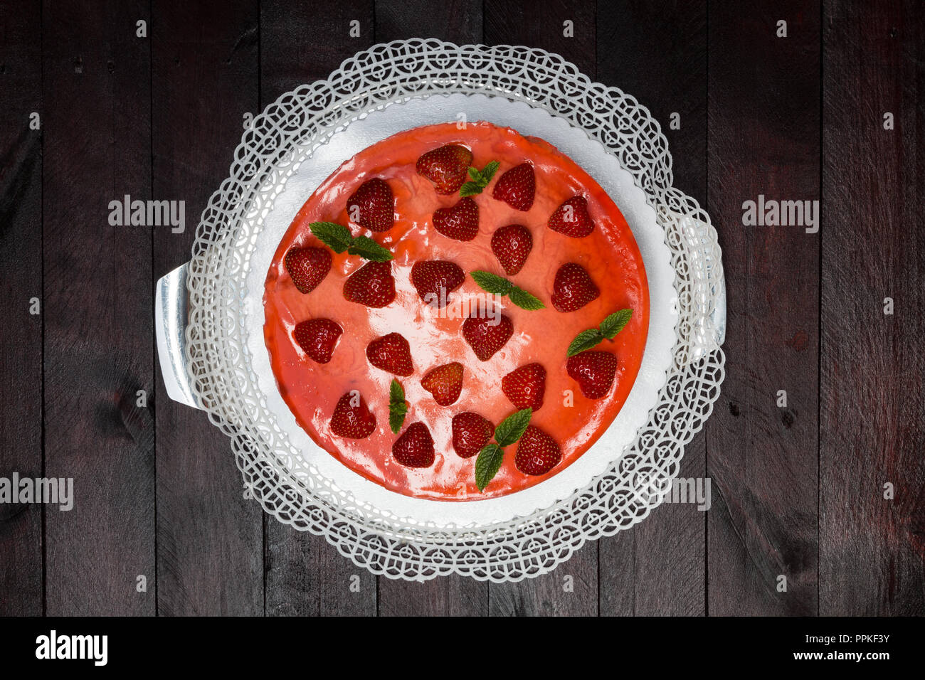 Strawberry cream cheese cake sur fond de bois d'acajou. Banque D'Images