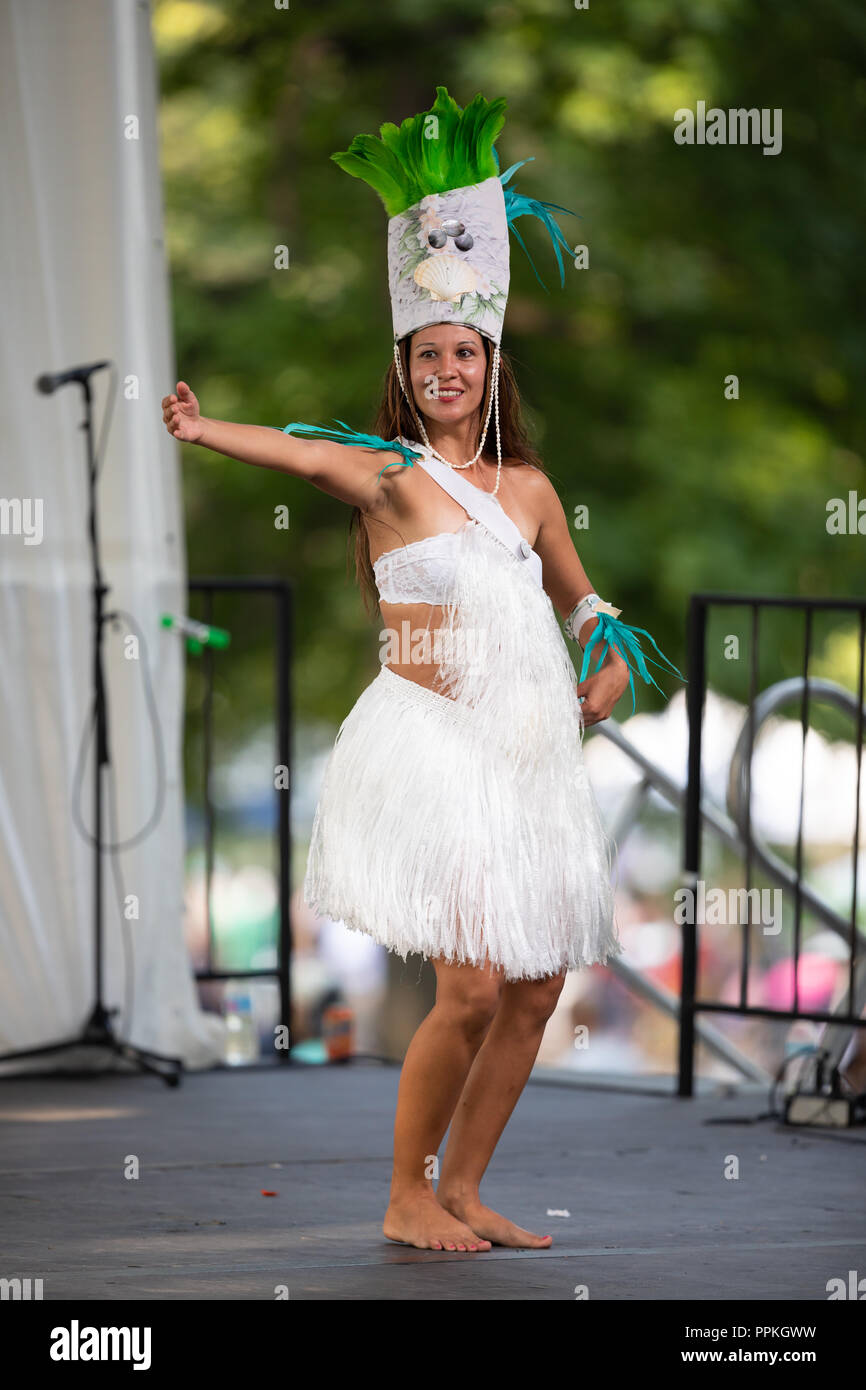 St Louis, Missouri, USA - 26 août 2018 : Le Festival des nations, les femmes et les enfants de l'Hawaiian Polynesian Revue perfrom philippines traditionnelles Banque D'Images