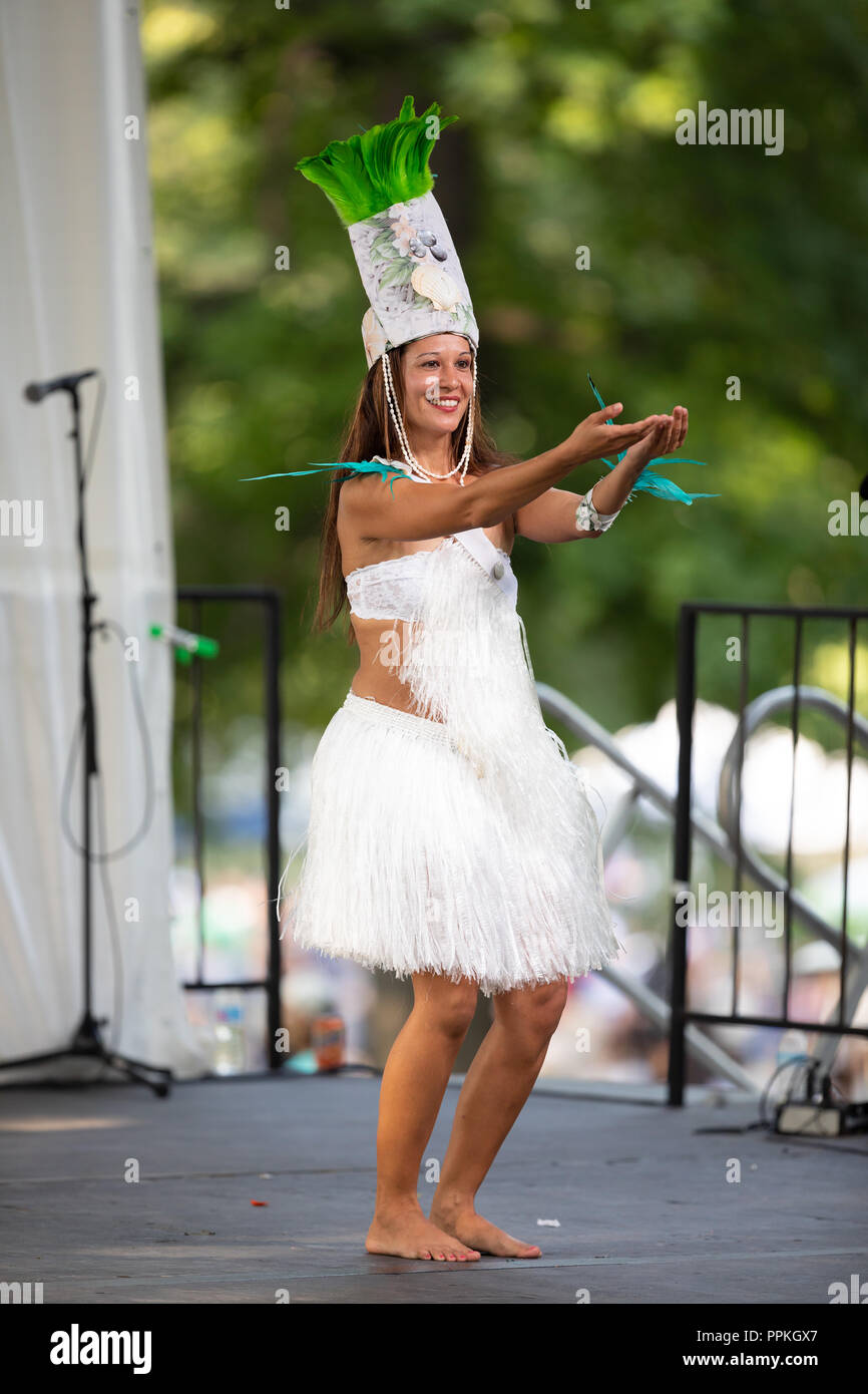 St Louis, Missouri, USA - 26 août 2018 : Le Festival des nations, les femmes et les enfants de l'Hawaiian Polynesian Revue perfrom philippines traditionnelles Banque D'Images