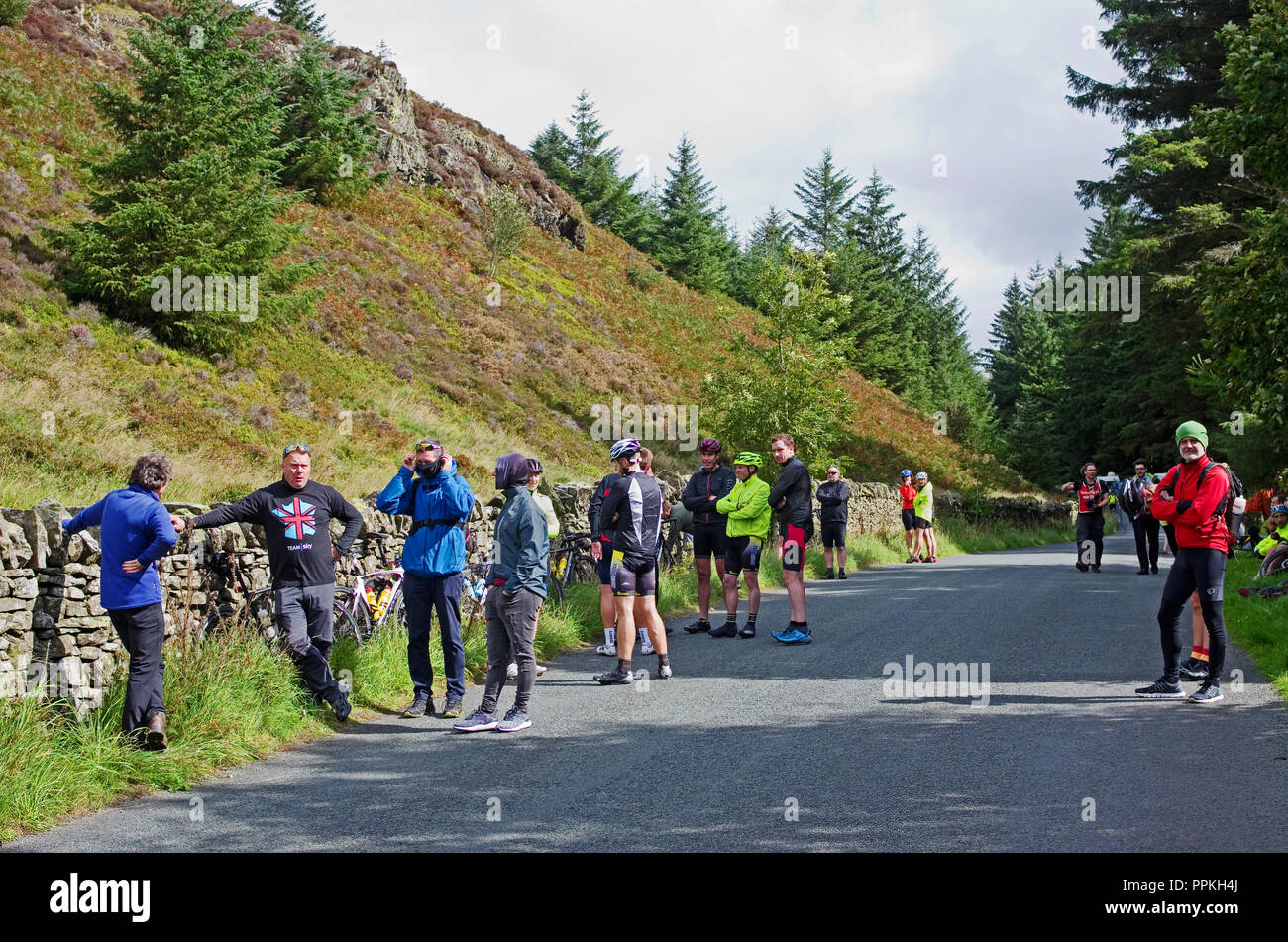 Les cyclistes et les spectateurs attendent patiemment près du dessus de Whinlatter Pass, Cumbria, avant le début de l'étape 5, Tour de Grande-Bretagne 2018 Banque D'Images