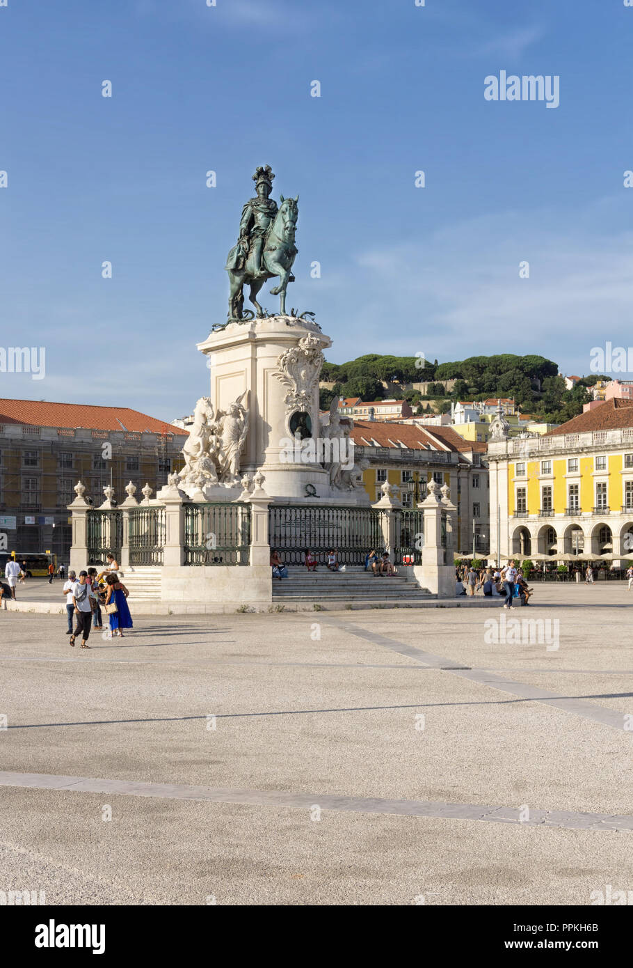 Lisbonne, Portugal - 30 août 2018 : La statue de Jose je dans le commerce Square/Praca do Comercio ; jardin du château de Saint George en arrière-plan Banque D'Images