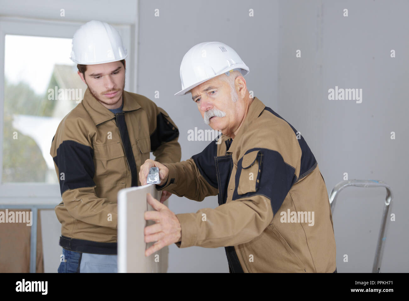 Professeur donnerait leçon pour le jeune menuisier Banque D'Images