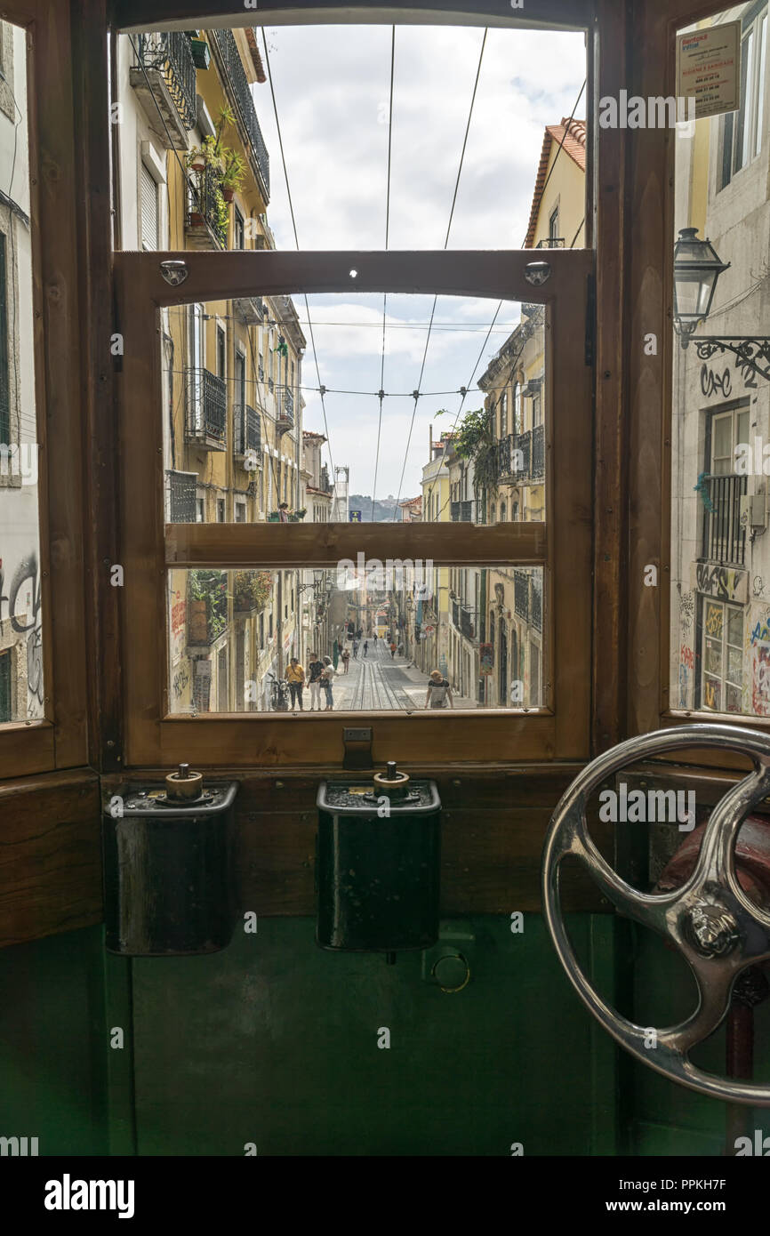 Lisbonne, PORTUGAL - Septembre 03, 2018 : Le point de vue de l'habitacle de la BICA Funiculaire également connu sous le nom de Ascensor da Bica ou Elevador da Bica sur la Rua da Bica Banque D'Images