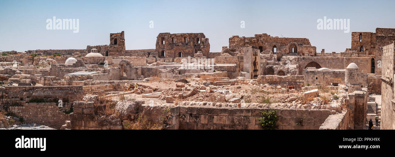 La Citadelle d'Alep - Château fort médiéval situé dans le centre de la vieille ville et l'un des plus anciens et des plus grands châteaux du monde. Alep, Syrie. Banque D'Images
