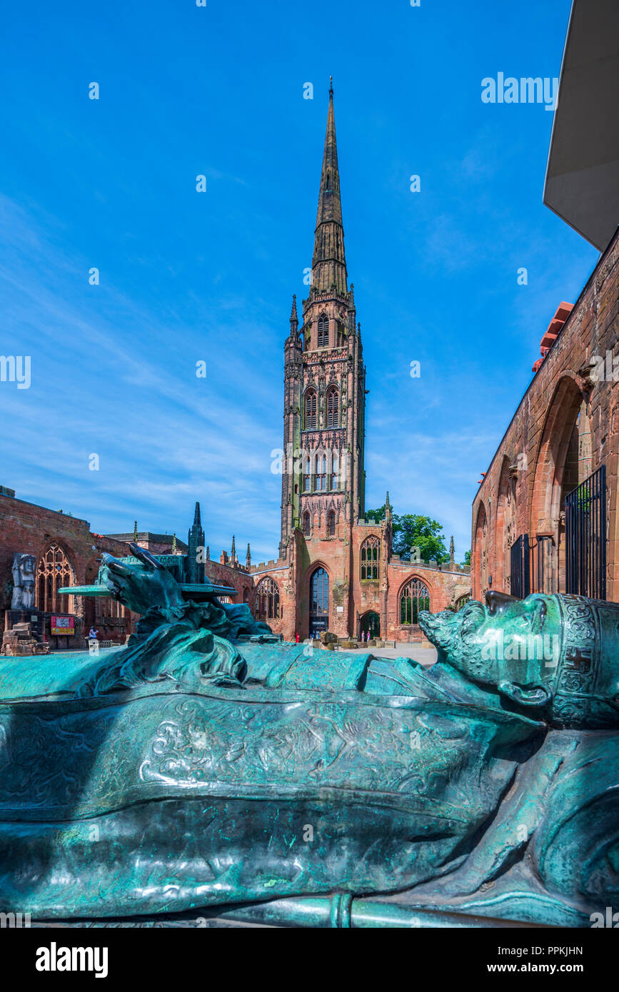 Tombe de Huyshe Yeatman-Biggs, premier évêque de Gand dans les ruines de l'ancienne cathédrale, Coventry, West Midlands, Angleterre, Royaume-Uni, Europe Banque D'Images