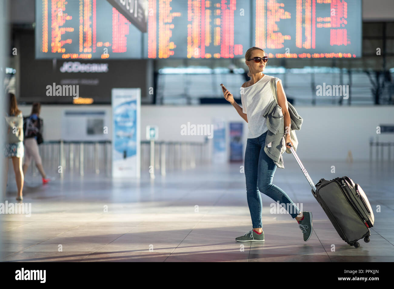 Jeune femme avec ses bagages d'un aéroport international, avant de passer  par le check-in et le contrôle de sécurité avant son vol Photo Stock - Alamy