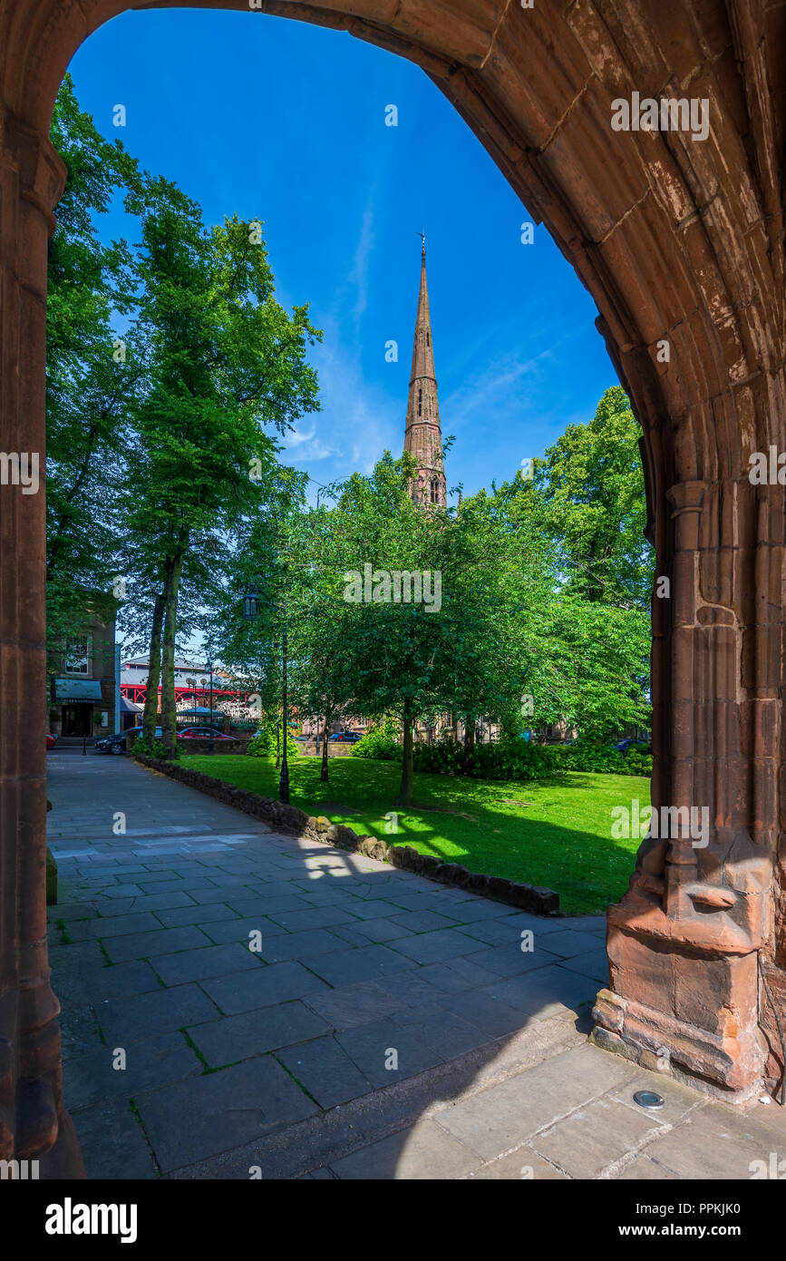 L'église Holy Trinity vu depuis les ruines de l'ancienne cathédrale, Coventry, West Midlands, Angleterre, Royaume-Uni, Europe Banque D'Images