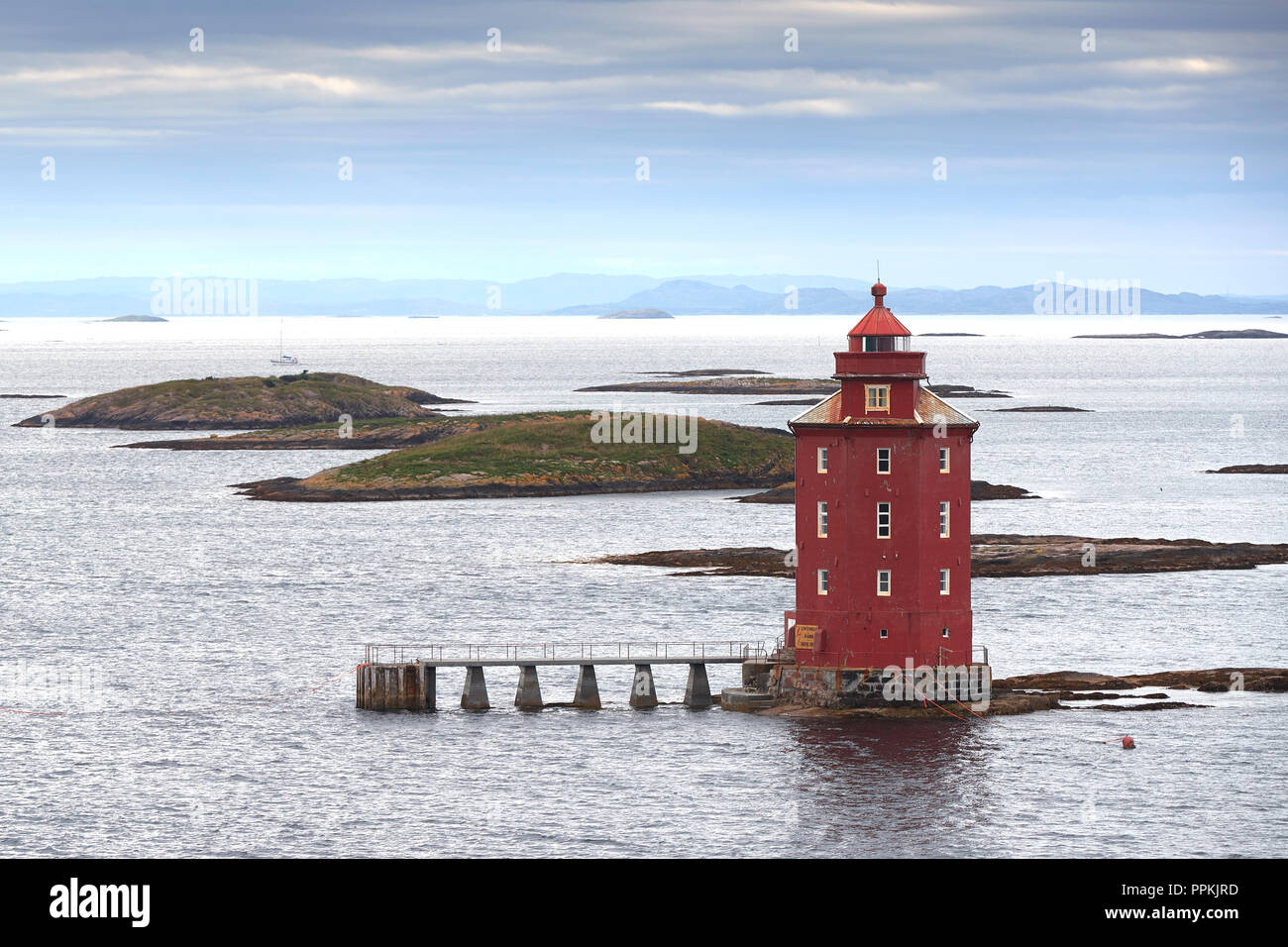 Le phare historique de Kjeungskjaer norvégien, situé sur une petite île à l'embouchure de l'Bjugnfjorden à Ørland, Trøndelag, Norvège. Banque D'Images