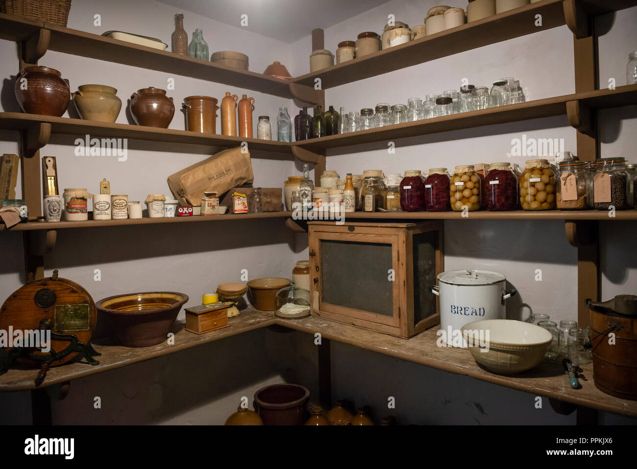L'ère d'Edwardian garde-manger dans une grande maison Banque D'Images