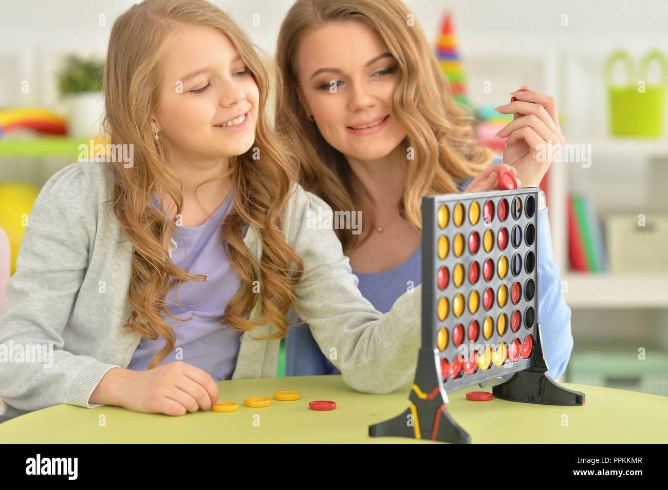 Portrait de Mère et fille jouer ensemble Banque D'Images