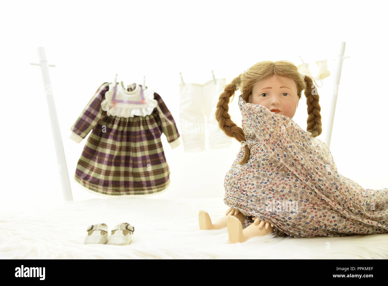 Doll Elise essaie son armure (Allemagne). Puppe Elise hat Wäsche zum trocknen auf eine Wäscheleine gehängt. Banque D'Images
