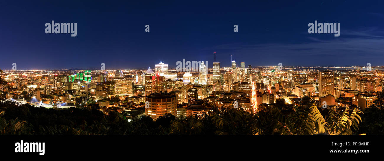 Nuit à Montréal, vue de Belvédère avec des feuilles colorées d'automne étonnant. Beau panorama sur le centre-ville de Montréal à l'automne la nuit. Banque D'Images