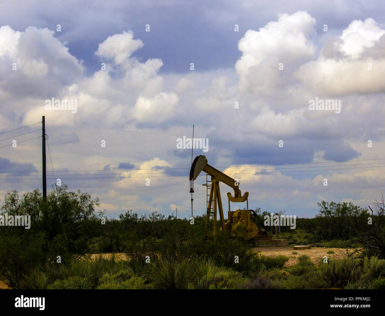 Jack-pompe dans les zones arides du bassin permien aide le pétrole brut West Texas Intermediate a USA leader. Banque D'Images