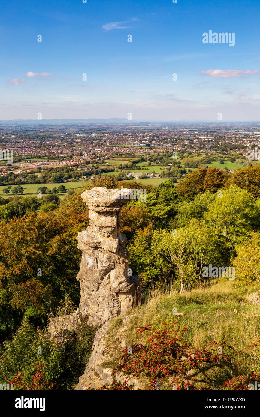Le Chimney du diable à la colline de Leckhampton surplombe le centre thermal Cheltenham et les collines de Malvern, en Angleterre Banque D'Images
