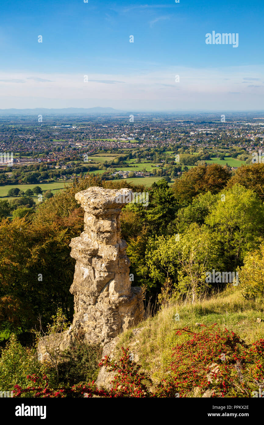 La cheminée du diable à Leckhampton Hill surplombant les collines de Malvern et Cheltenham, Angleterre Banque D'Images