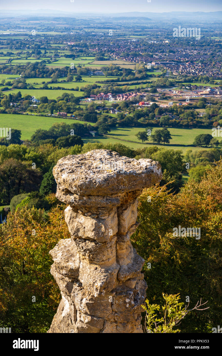 La cheminée Devil's Chimney à Leckhampton Hill surplombe Cheltenham Spa, en Angleterre Banque D'Images