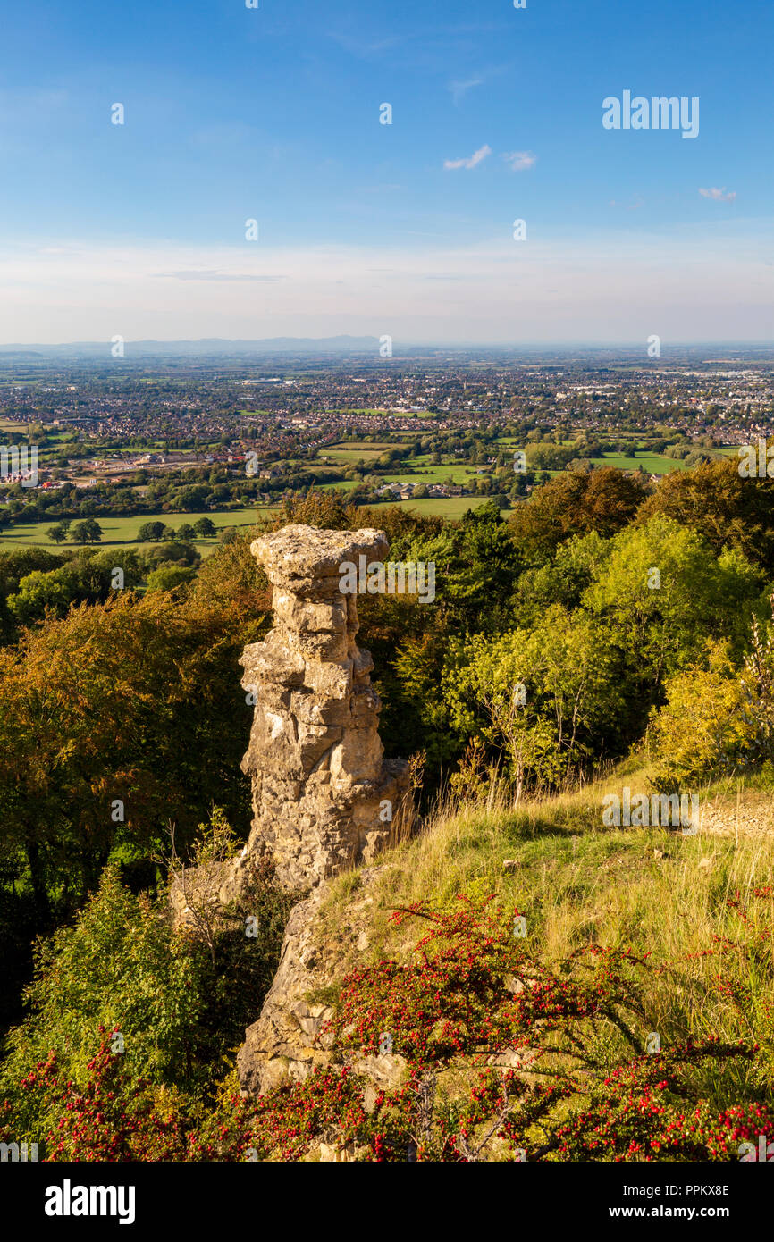 La cheminée du diable à Leckhampton Hill surplombant les collines de Malvern et Cheltenham, Angleterre Banque D'Images
