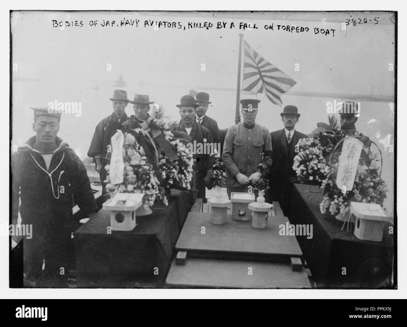 Corps de Jap(anese) aviateurs de la Marine tué par une chute, le lance-torpilles Banque D'Images