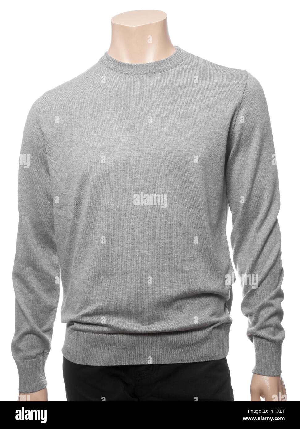 Un longtsleeve gris en jersey de coton sur un mannequin isolé sur fond blanc Banque D'Images