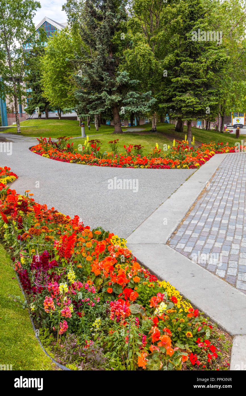 Les jardins de fleurs de la ville Square Park dans le centre-ville d'Anchorage en Alaska Banque D'Images