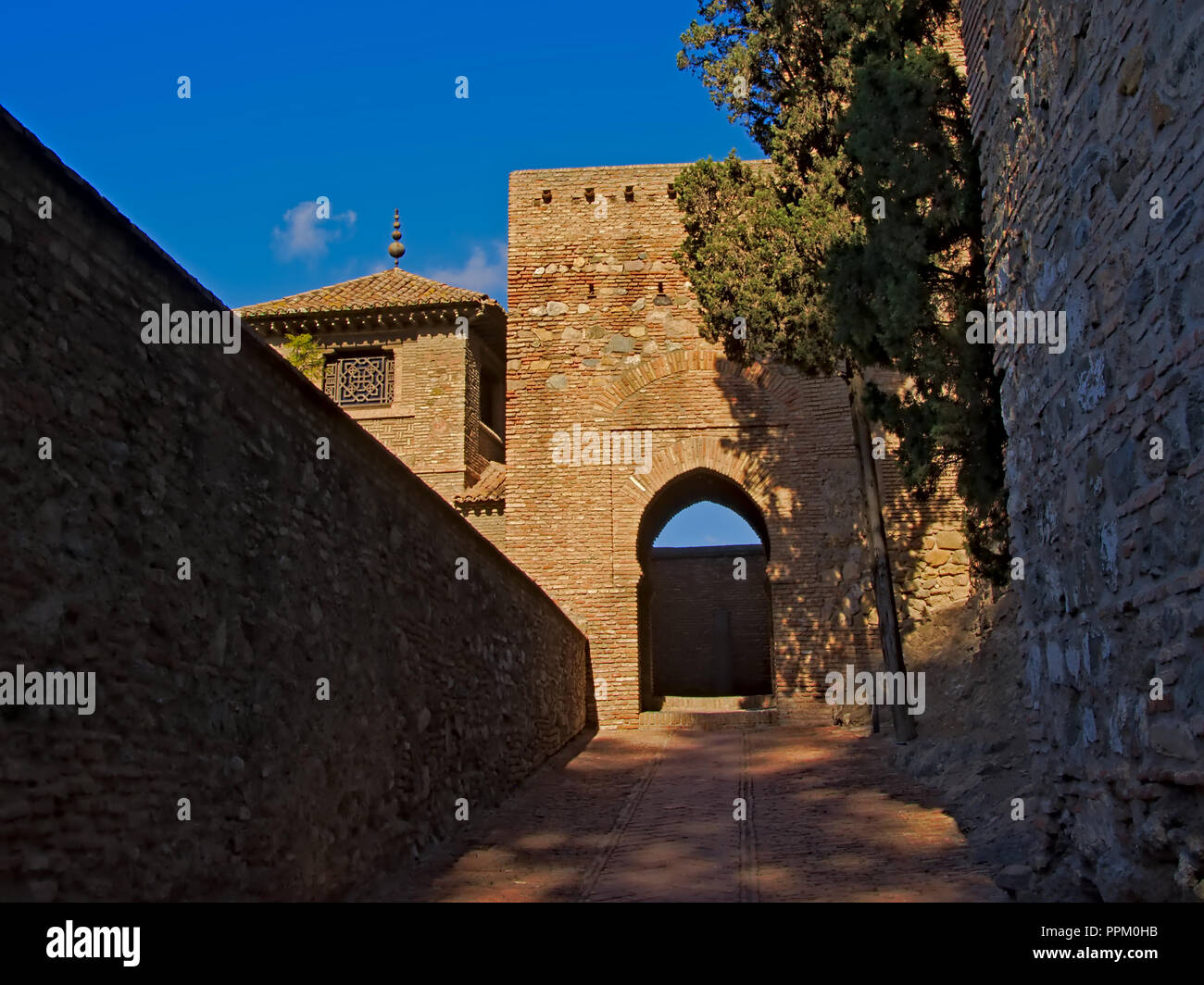 Tour fortifiée avec port d'entrée au château maure Alcazaba de Málaga, Espagne sur une journée ensoleillée Banque D'Images