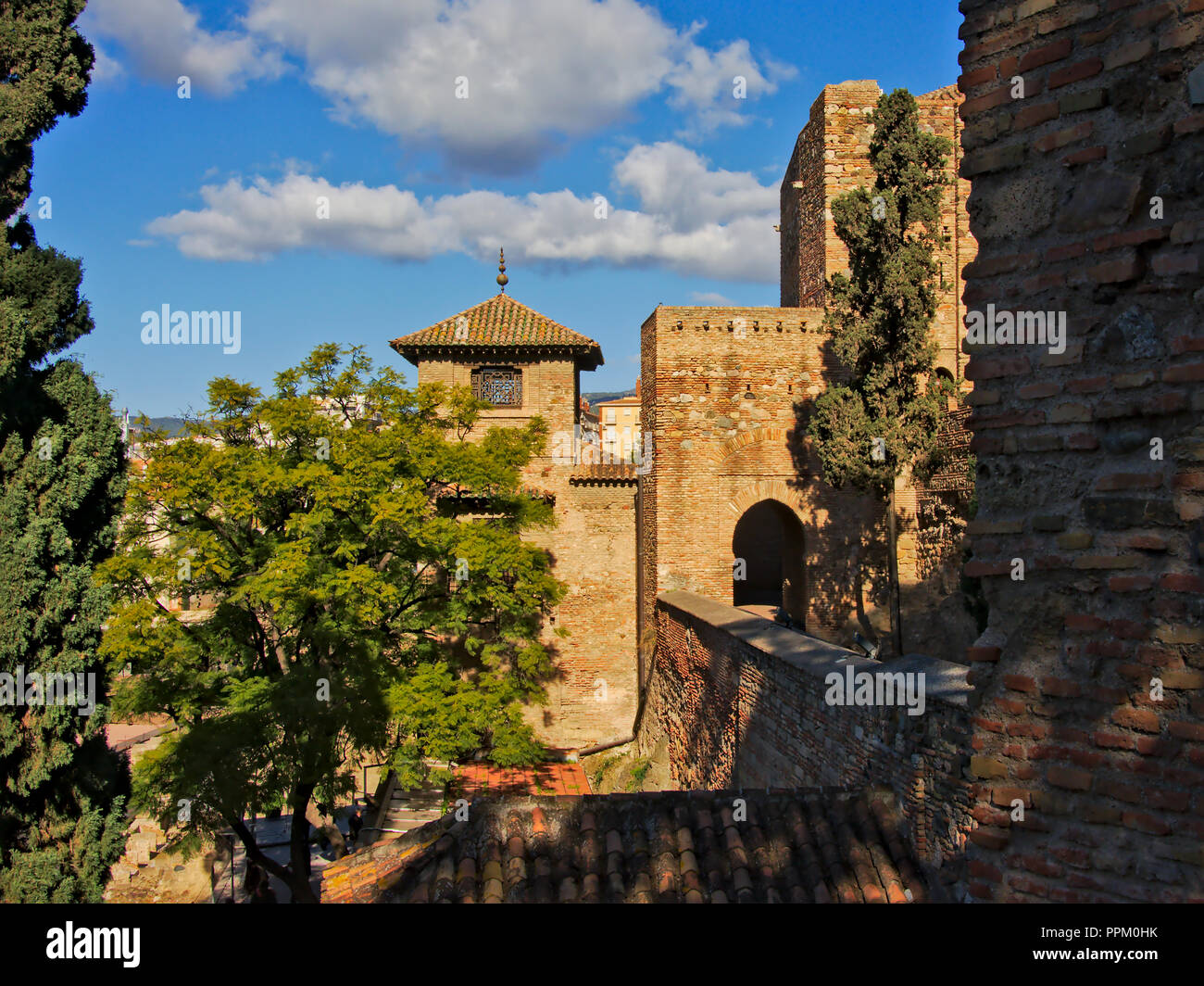 Tour fortifiée avec port d'entrée au château maure Alcazaba de Málaga, Espagne sur une journée ensoleillée Banque D'Images