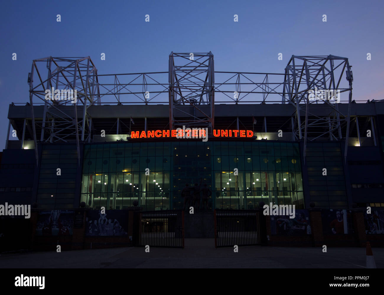 Old Trafford, domicile du Manchester United, au sol de nuit Banque D'Images