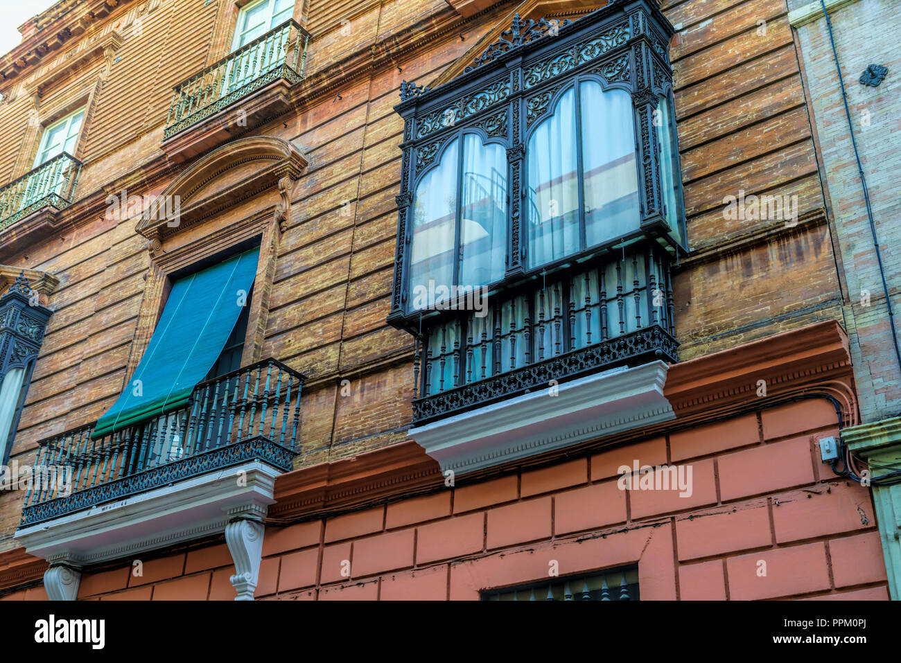 Fenêtres décoratives dans une petite rue latérale dans la zone centrale de la ville de Séville, Espagne . Banque D'Images