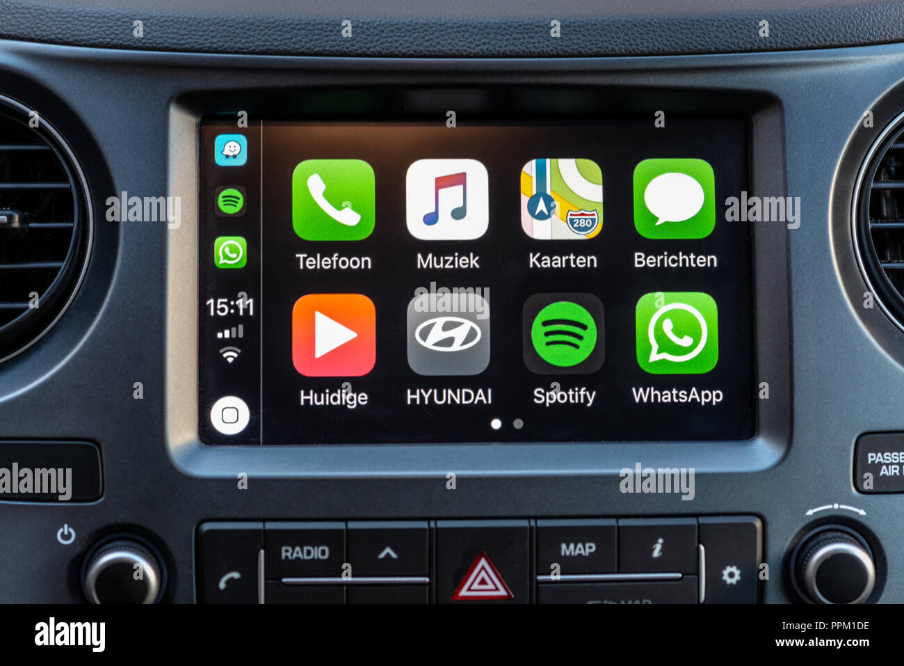 Les apps Apple CarPlay à l'écran dans le tableau de bord de voiture Banque D'Images