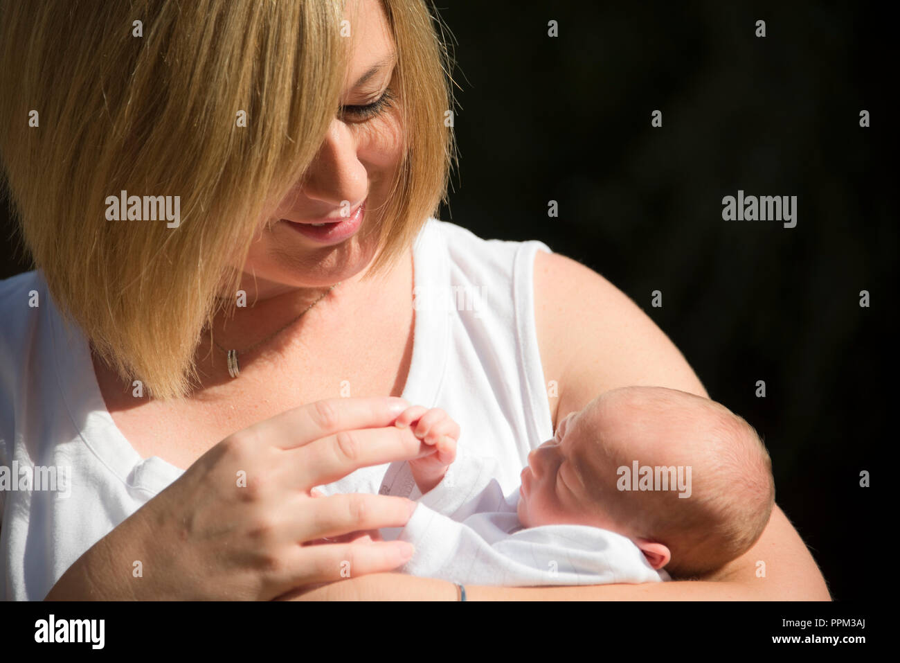 Portrait d'un horizontal fière maman avec sa petite fille. Banque D'Images