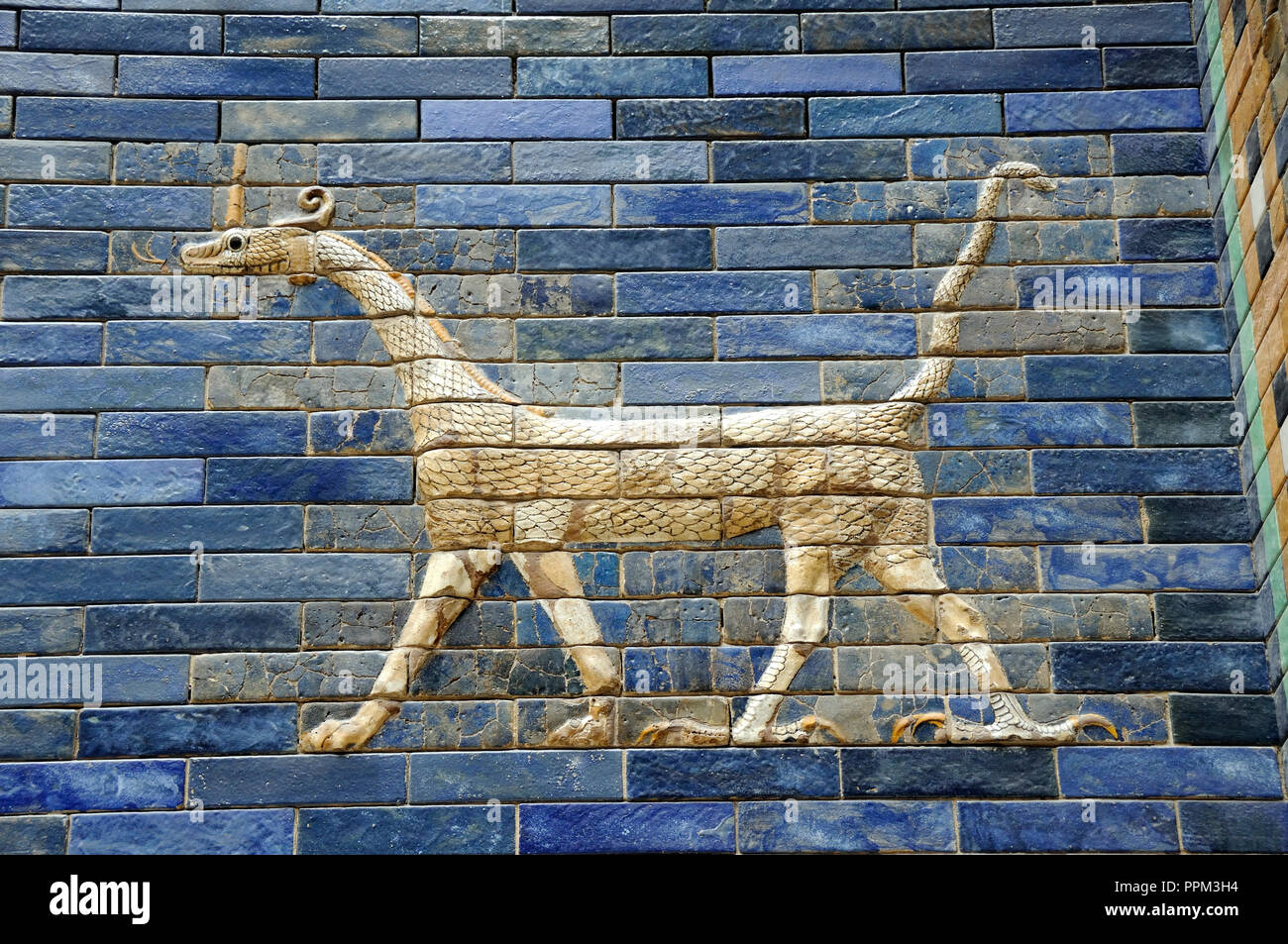 Détail de la porte d'Ishtar, Babylone. Pergamonmuseum. Berlin, Allemagne Banque D'Images