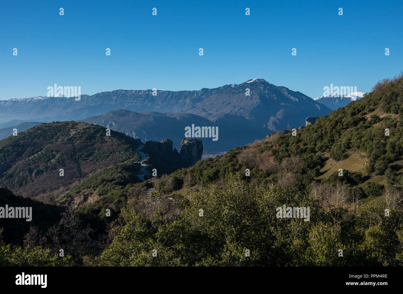 Paysage près de Kalambaka ville avec des montagnes du Pinde à l'arrière-plan. Près de monastères et les formations rocheuses des météores en Grèce. Banque D'Images
