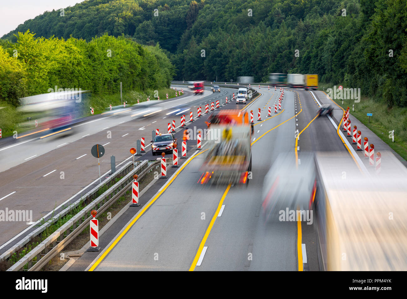 Idstein, Allemagne, Autoroute Autobahn 3, Mai 28th, 2018 - une autoroute allemande chantier de construction routière, avec les camions et voitures qui passent la zone dangereuse Banque D'Images