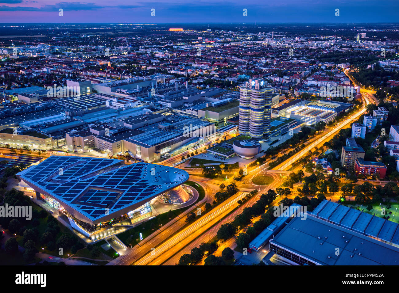 Vue aérienne du musée BMW et BWM Welt et de l'usine. Munich, Allemagne Banque D'Images