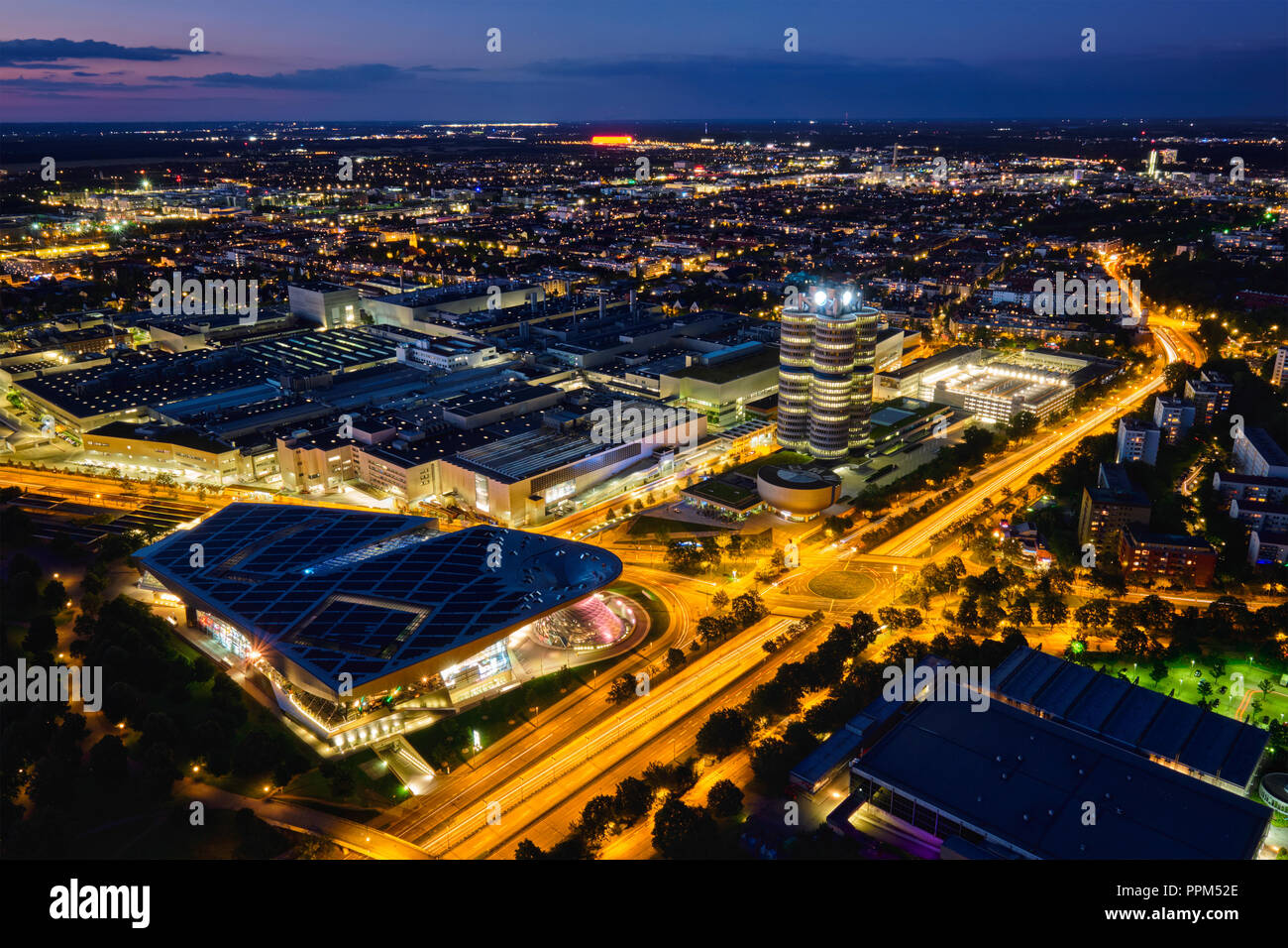Vue aérienne du musée BMW et BWM Welt et de l'usine. Munich, Allemagne Banque D'Images