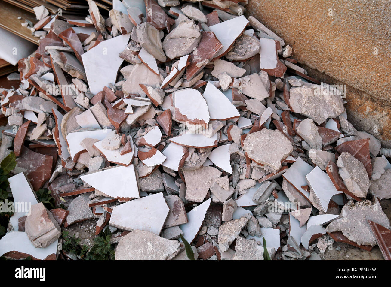 Les déchets de construction. Un tas de déchets de construction, libre. Gravats et de pierres. Les déchets abandonnés, junk, déchets empilés près du bâtiment. Street Banque D'Images