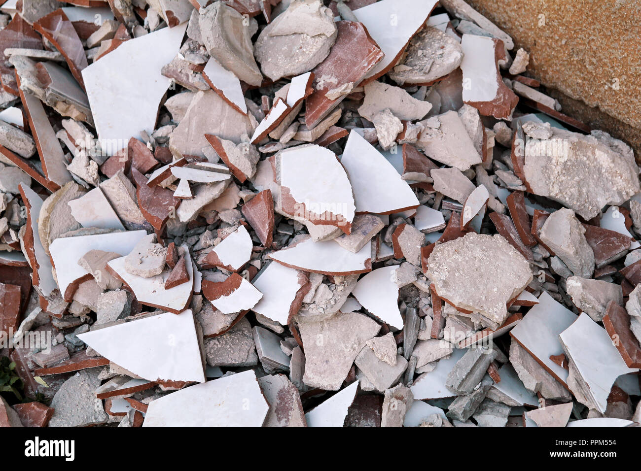 Les déchets de construction. Un tas de déchets de construction, libre. Gravats et de pierres. Les déchets abandonnés, junk, déchets empilés près du bâtiment. Street Banque D'Images