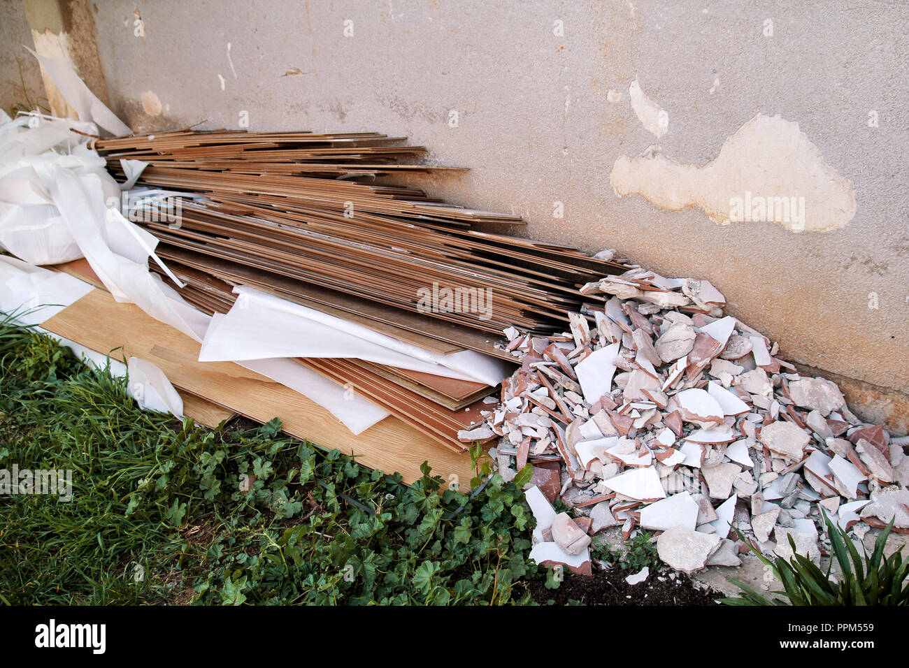 Les déchets de construction. Un tas de déchets de construction. Gravats et de pierres. Les déchets abandonnés, junk, déchets empilés près de l'immeuble. Street. Banque D'Images