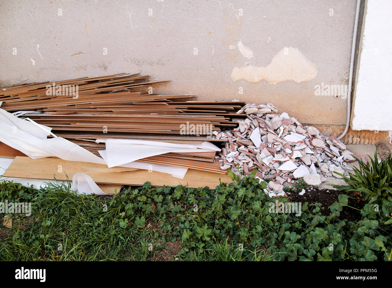 Les déchets de construction. Un tas de déchets de construction. Gravats et de pierres. Les déchets abandonnés, junk, déchets empilés près de l'immeuble. Street. Banque D'Images