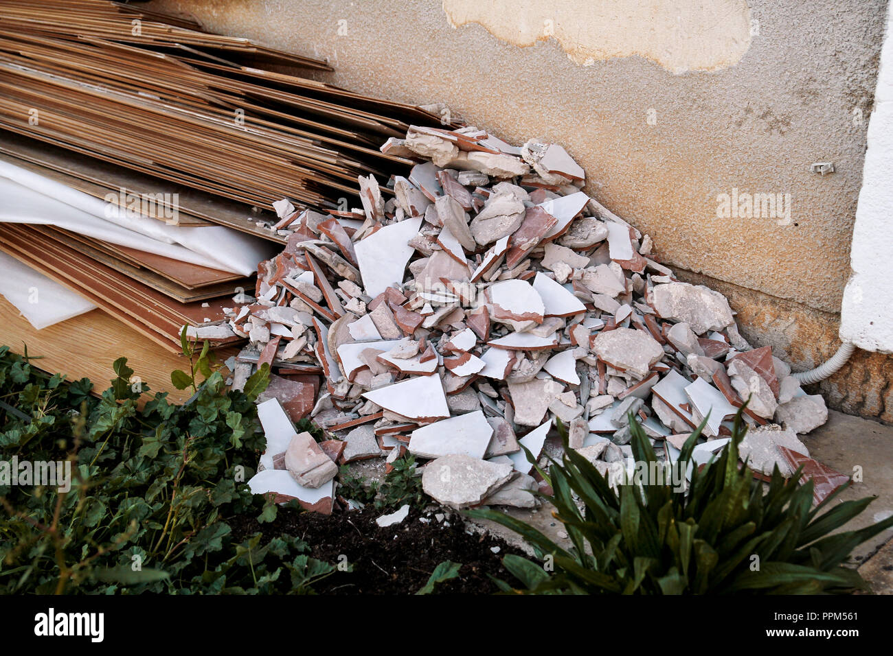 Les déchets de construction. Un tas de déchets de construction. Gravats et de pierres. Les déchets abandonnés, junk, déchets empilés près de l'immeuble. Street. Banque D'Images