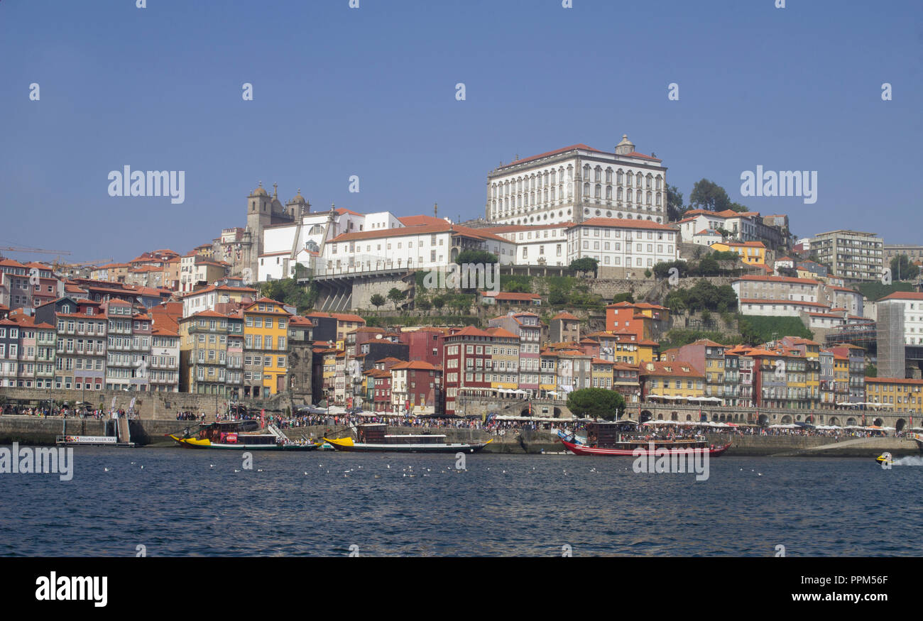 Porto, Portugal le paysage urbain de Porto, Portugal le long des rives du Douro. Banque D'Images