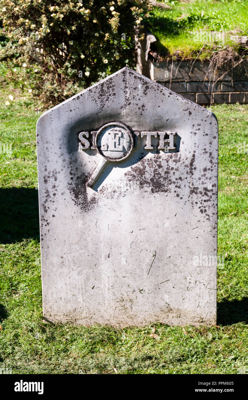 La tombe d'Anthony Shaffer à Highgate Cemetery, Londres. Le nom de son plus célèbre détective jouer est sculpté à l'arrière de sa pierre tombale. Banque D'Images