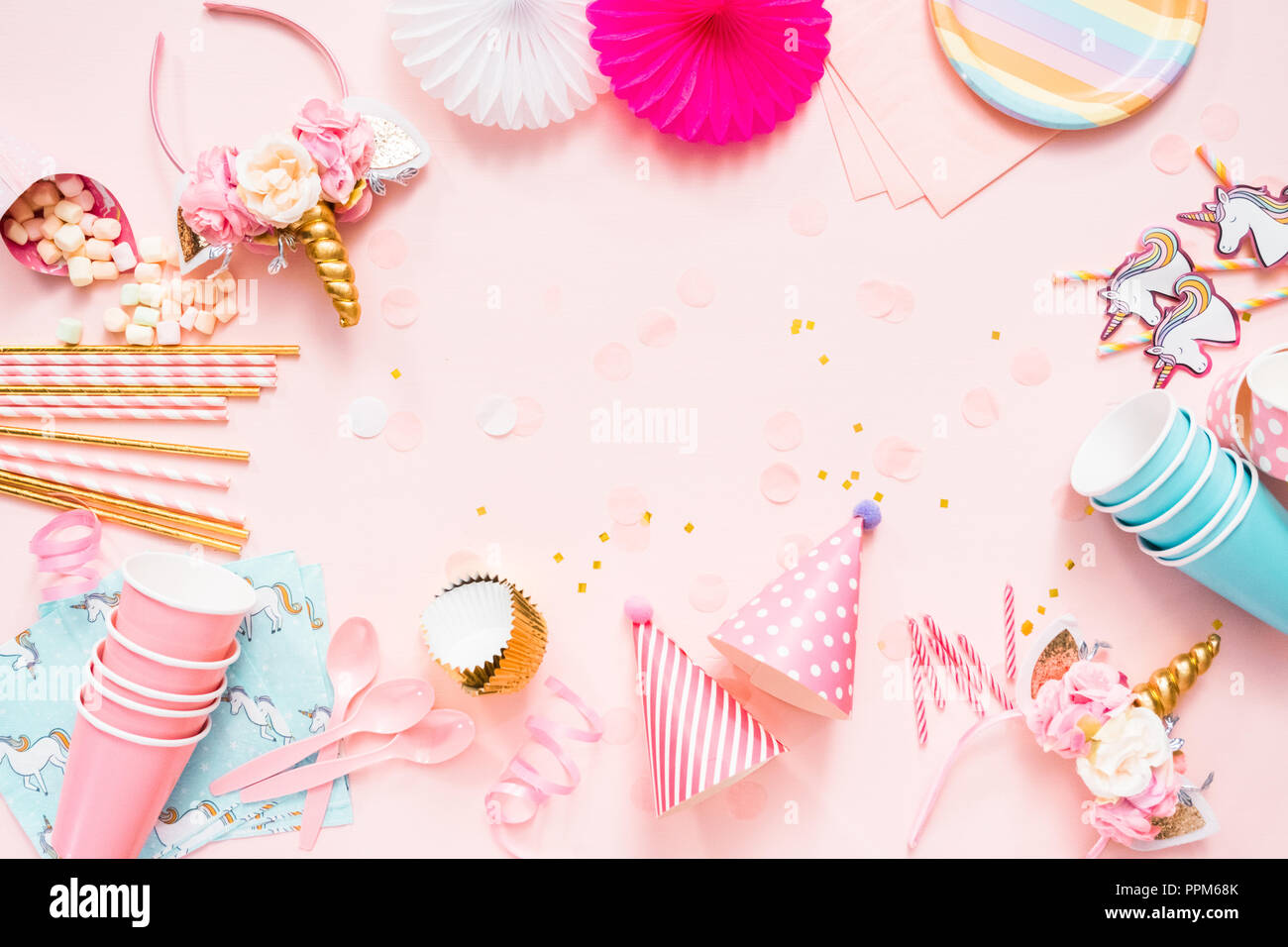 Anniversaire A Theme Licorne Rose Sur La Television Photo Stock Alamy Anniversaire A Theme Licorne Rose Sur La Television Photo Stock Alamy