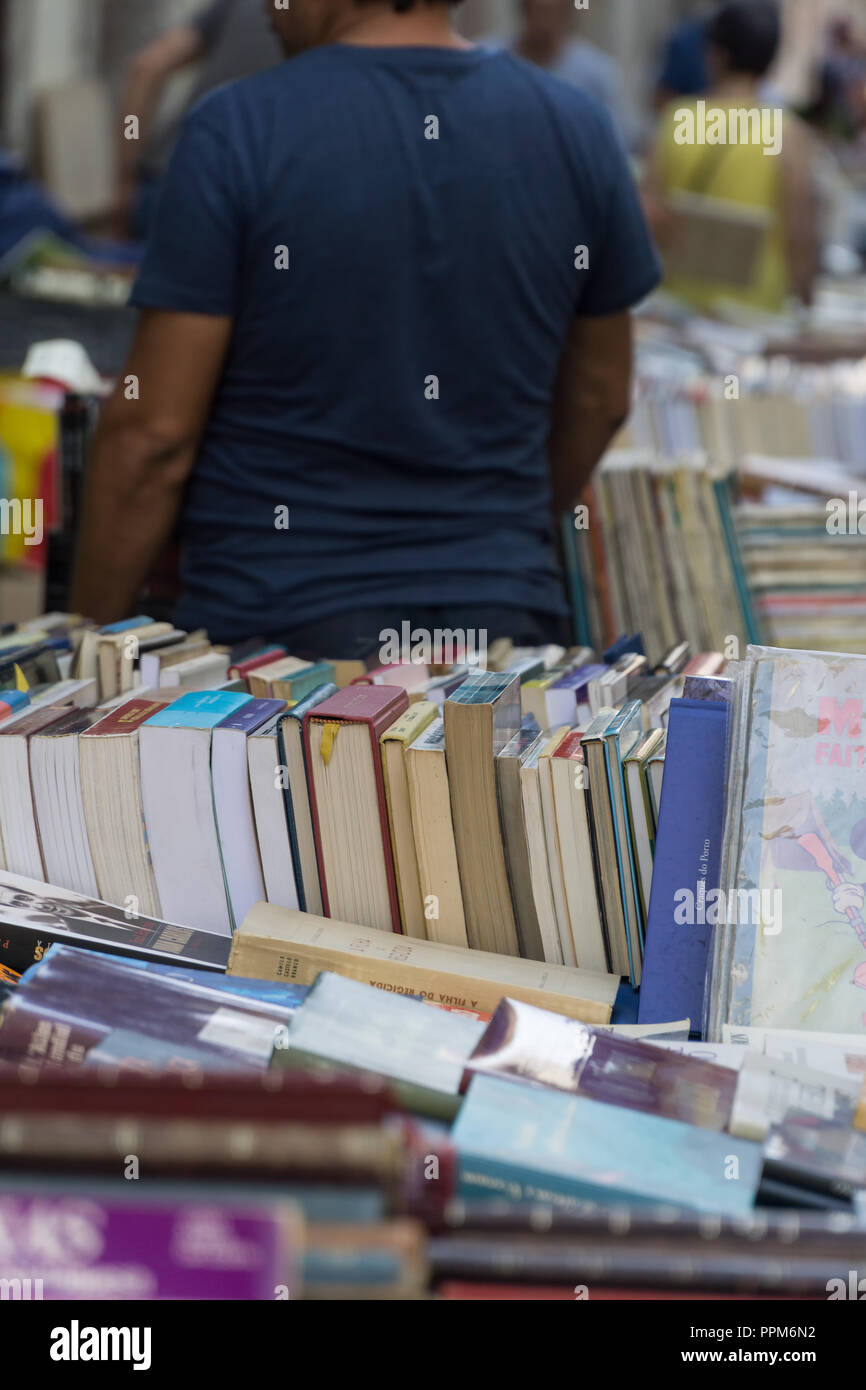 Lisbonne, Portugal, 01 Septembre 2018 : Rua Anchieta week-end du marché du livre quartier du Chiado. Banque D'Images